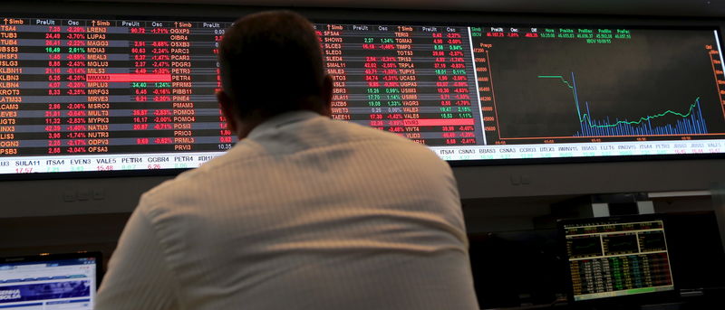 © Reuters. Operador na Bovespa, em São Paulo