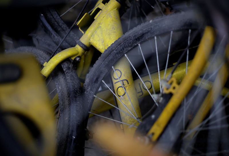 © Reuters. Bicicletas danificadas da Ofo em Pequim, China