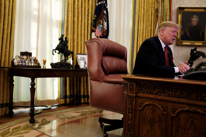 © Reuters. U.S. President Donald Trump holds a video call with U.S. military service members in the Oval Office on Christmas morning in Washington