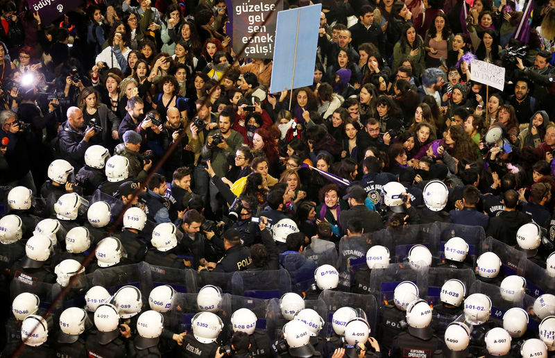 © Reuters. الشرطة التركية تفرق مظاهرة نسائية في اسطنبول في اليوم العالمي للمرأة