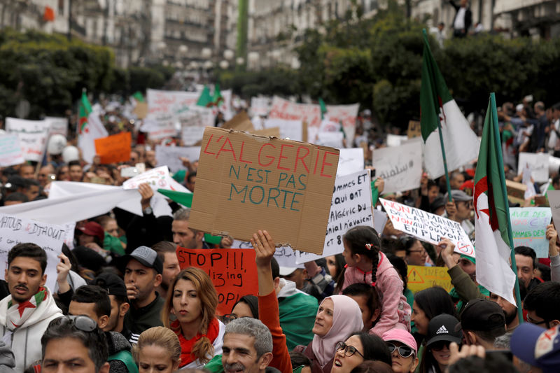 © Reuters. وكالة الأنباء الجزائرية تقول المحتجون يطالبون "بتغيير النظام"