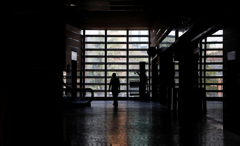 © Reuters. Homem caminha em shopping durante blecaute em Caracas