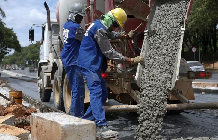 © Reuters. Trabalhadores utilizam cimento em obra em Belo Horizonte