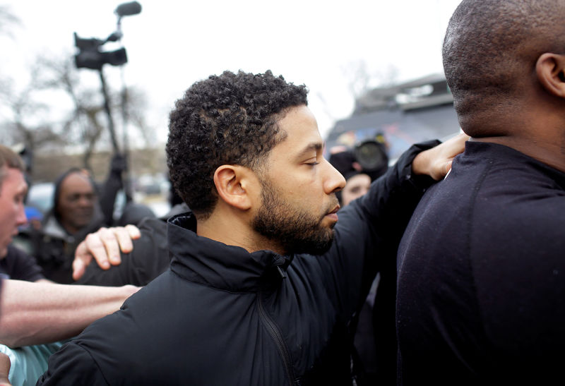© Reuters. FILE PHOTO:  Jussie Smollett  exits Cook County Department of Corrections after posting bail in Chicago