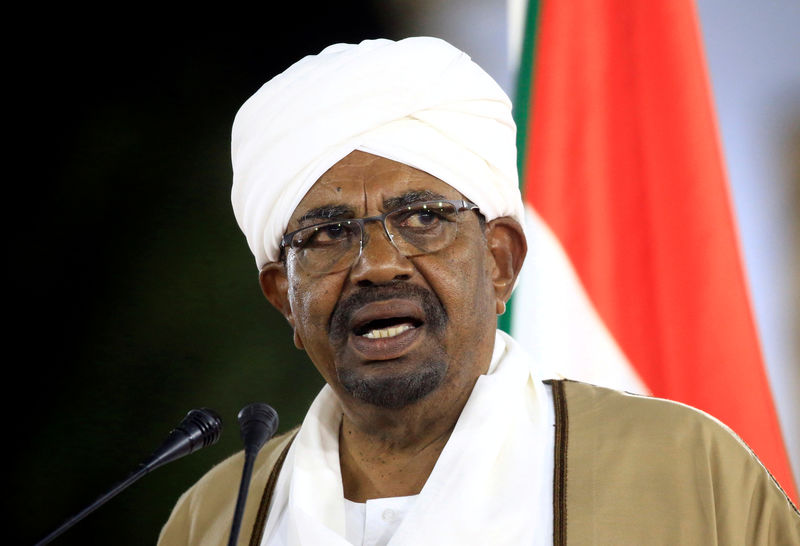 © Reuters. FILE PHOTO: Sudan's President Omar al-Bashir delivers a speech at the Presidential Palace in Khartoum
