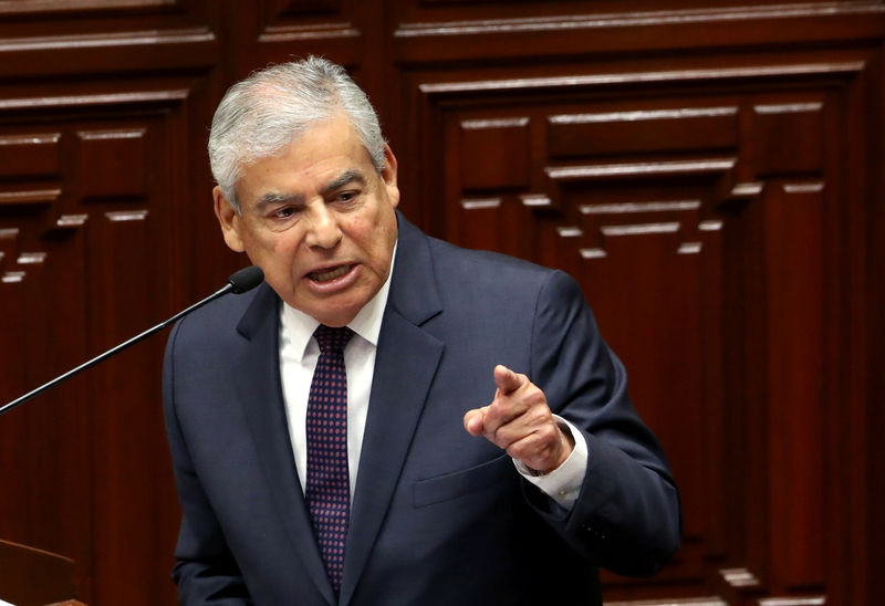 © Reuters. Peruvian Prime Minister Cesar Villanueva speaks to Congress as he asks for the approval of four anti-graft bills in Lima