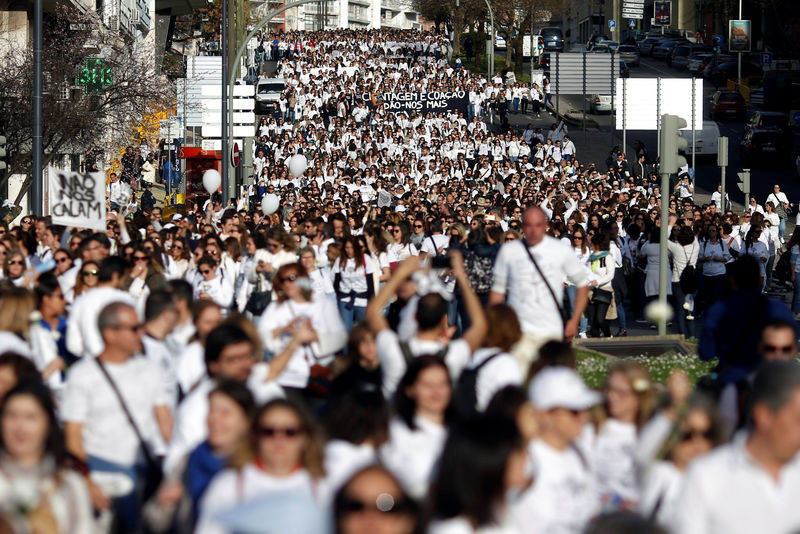 © Reuters. "مسيرة بيضاء" للعاملين في التمريض تجوب شوارع لشبونة