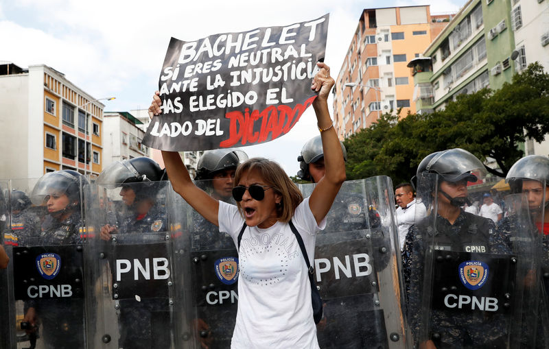 © Reuters. Opposition supporters take part in a rally against Venezuelan President Nicolas Maduro's government in Caracas