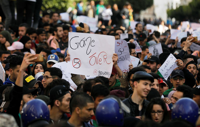 © Reuters. الجزائر تأمر بتبكير عطلة الجامعات لإضعاف مشاركة الطلبة في الاحتجاجات