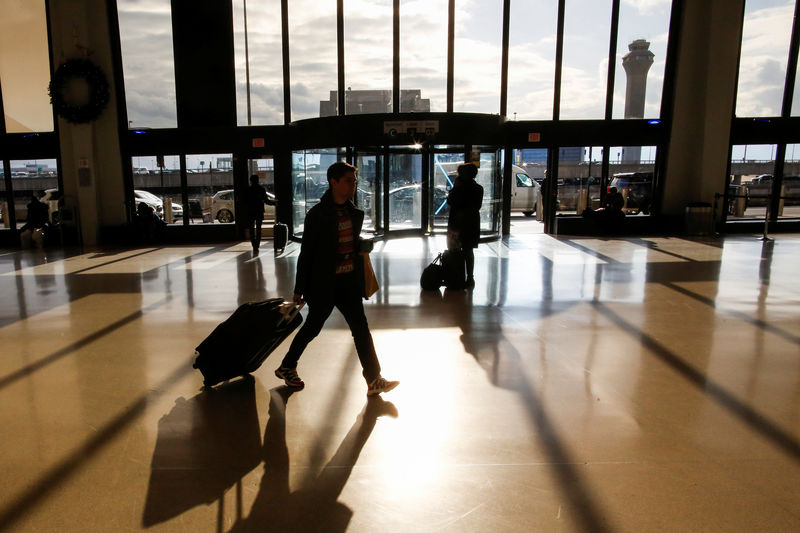 © Reuters. Travelers make their way through Newark Liberty International Airport in Newark, New Jersey