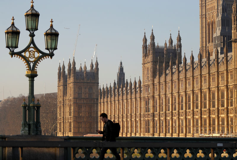 © Reuters. الشرطة البريطانية تغلق الطرق قرب مبنى البرلمان بسبب سيارة مثيرة للريبة