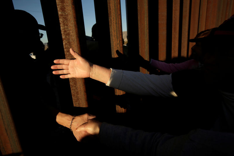 © Reuters. قاض أمريكي قد يلزم إدارة ترامب بلم شمل عائلات على حدود المكسيك