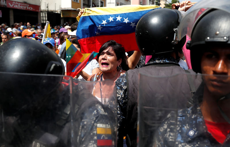 © Reuters. اشتباكات بين الشرطة ومحتجي المعارضة في فنزويلا