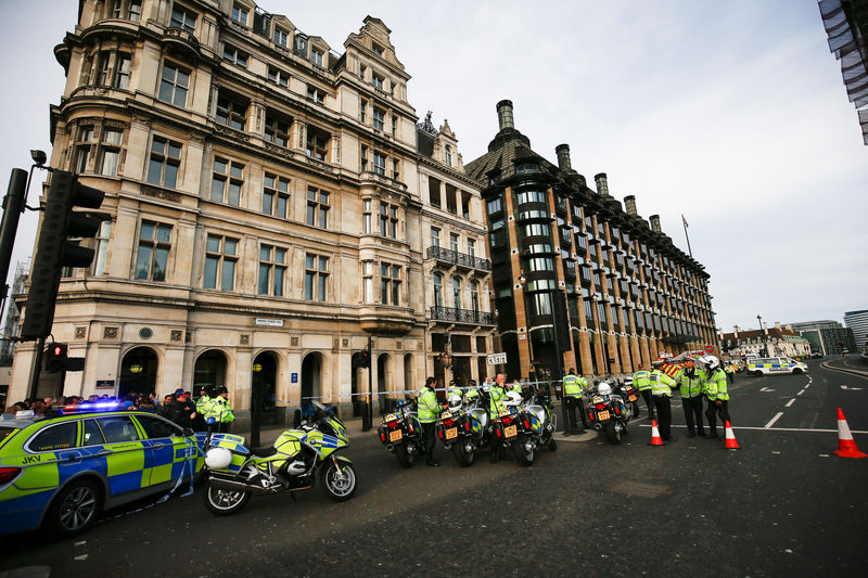 © Reuters. Un cordón policial en una calle de Londres cerca de un vehículo sospechoso investigado por agentes