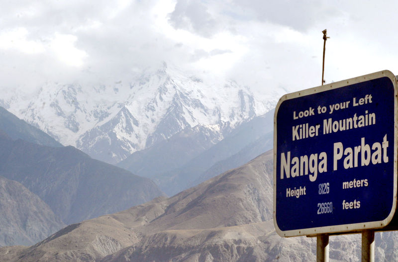 © Reuters. العثور على جثتي متسلق إيطالي وآخر بريطاني على "جبل الموت" في باكستان