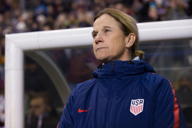 © Reuters. مدربة المنتخب الوطني النسائي الأمريكي لكرة القدم تدعم دعوى قضائية ضد اتحاد الكرة