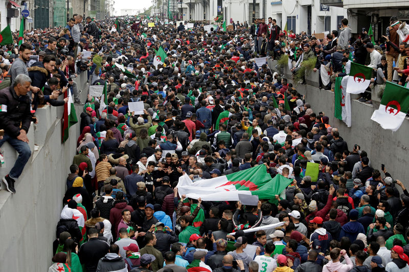 © Reuters. تلفزيون النهار: الحزب الحاكم في الجزائر يدعو جميع الأطراف للعمل معا