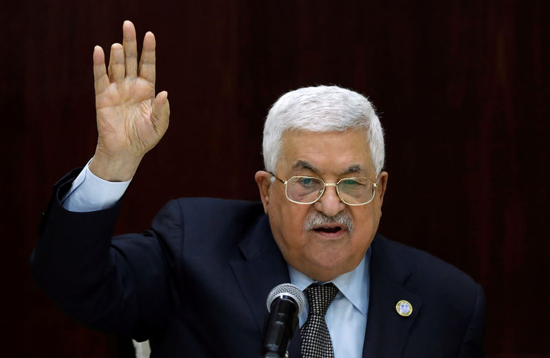 © Reuters. وكالة: الرئيس الفلسطيني يكلف محمد إشتية بتشكيل حكومة جديدة