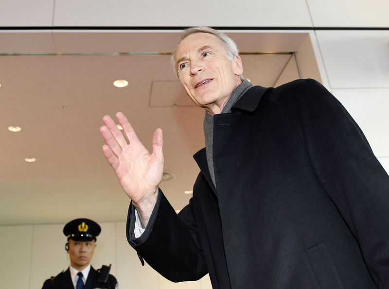 © Reuters. Renault SA Chairman Jean-Dominique Senard arrives at Haneda airport in Tokyo