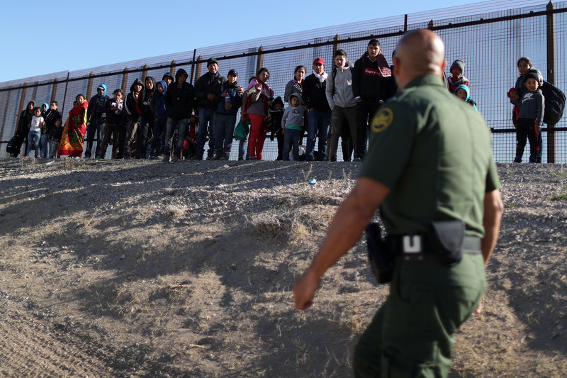 © Reuters. Un grupo de inmigrantes centroamericanos se entrega al agente de la patrulla fronteriza de Estados Unidos José Martínez, en la frontera entre Estados Unidos y México, en el paso. Imagen de archivo.