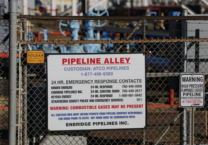 © Reuters. Crude oil tanks at Enbridge's terminal are seen in Sherwood Park