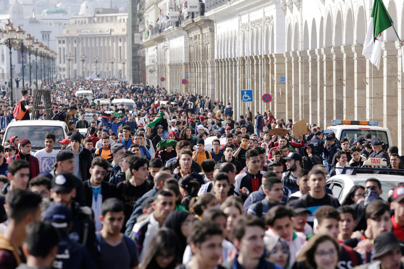© Reuters. مصادر تتوقع عودة بوتفليقة إلى الجزائر يوم الأحد وسط احتجاجات