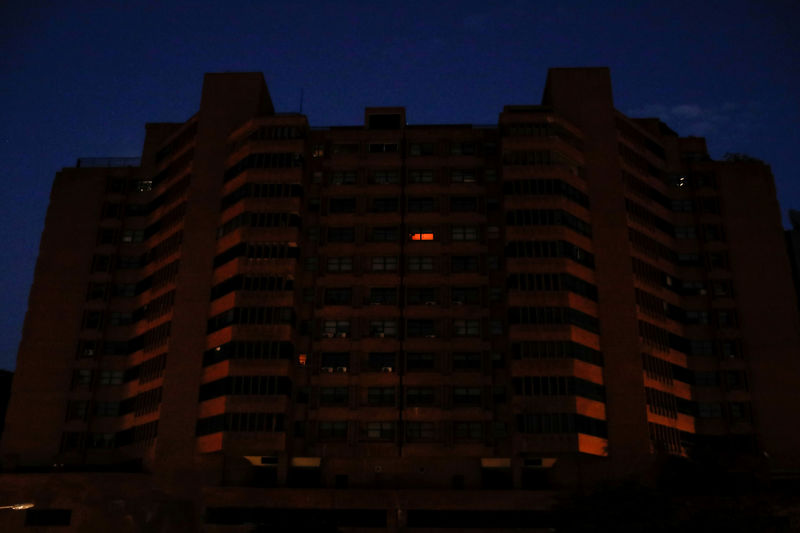 © Reuters. Venezolanos amanecen por tercer día sin energía eléctrica