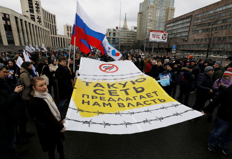 © Reuters. آلاف الروس يحتجون على قيود على الإنترنت