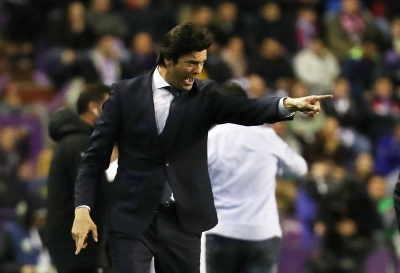 © Reuters. El DT del Real Madrid, Santiago Solari, gesticula durante el encuentro en que su euipo goleó 4-1 al Valladolid por la Liga Española de fútbol