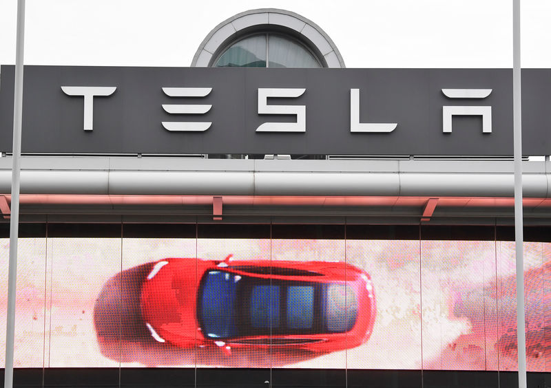 © Reuters. An advertising screen is seen outside a Tesla showroom in west London, Britain