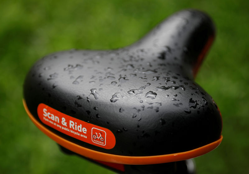 © Reuters. FILE PHOTO: A Mobike bike-sharing bicycle is pictured in Singapore