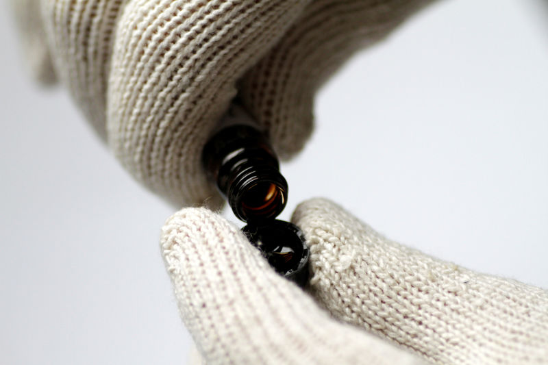 © Reuters. Illustration photo of crude oil being poured from a bottle