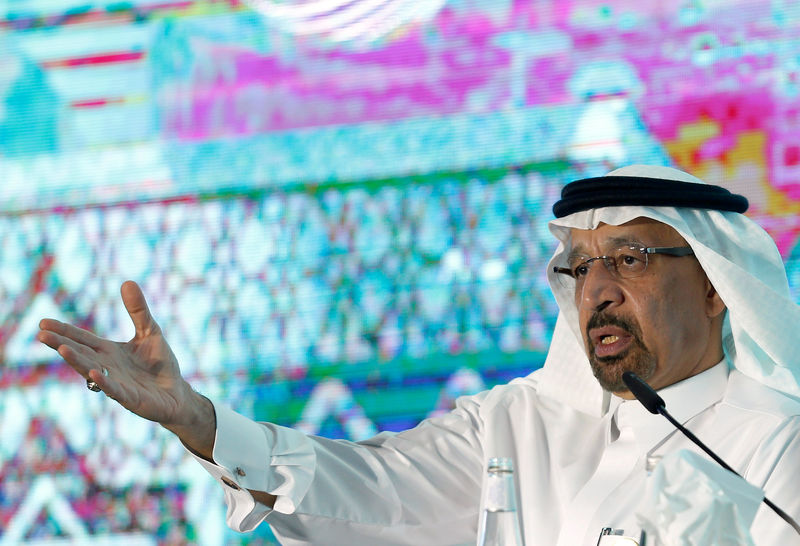 © Reuters. Министр энергетики Саудовской Аравии Халид аль-Фалих беседует с журналистами во время брифинга министров правительства королевства в Эр-Рияде