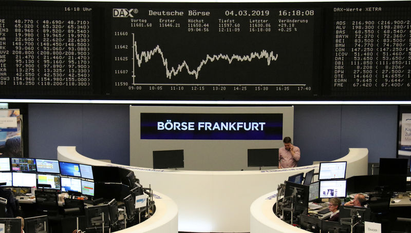 © Reuters. أسهم أوروبا تنتعش بدعم أنباء عن اندماج بنوك