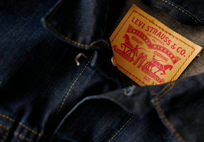 © Reuters. FILE PHOTO: The label of a Levi's denim jacket of U.S. company Levi Strauss is photographed at a denim store in Frankfurt