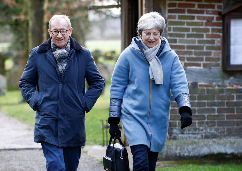 © Reuters. Premiê britânica, Theresa May, e o marido, Philip, deixam uma igreja perto de High Wycombe