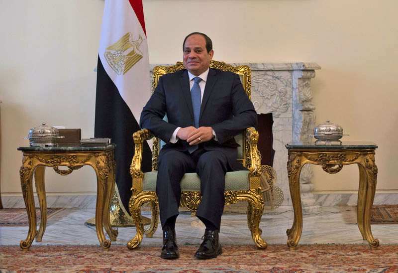© Reuters. قائد عسكري مصري مقرب من السيسي يؤدي اليمين وزيرا للنقل