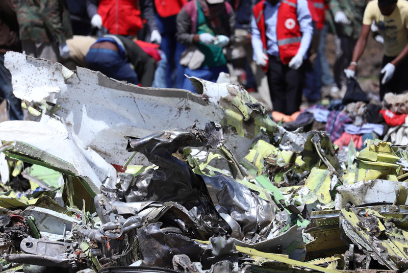 © Reuters. Destroços de avião da Ethiopian Airlines que caiu perto de Bishoftu