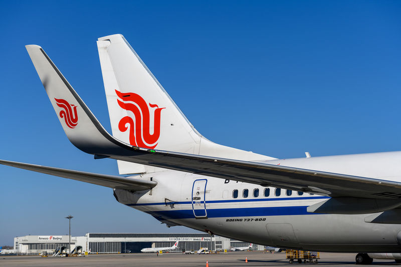 © Reuters. A Boeing 737-800 aircraft of Air China sits on the tarmac at an airport in Beijing