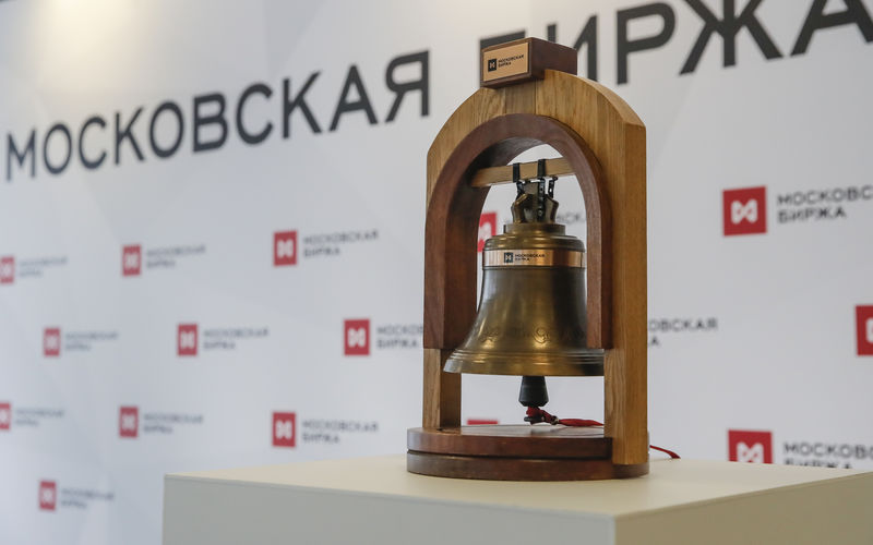 © Reuters. Биржевой колокол в здании Московской биржи