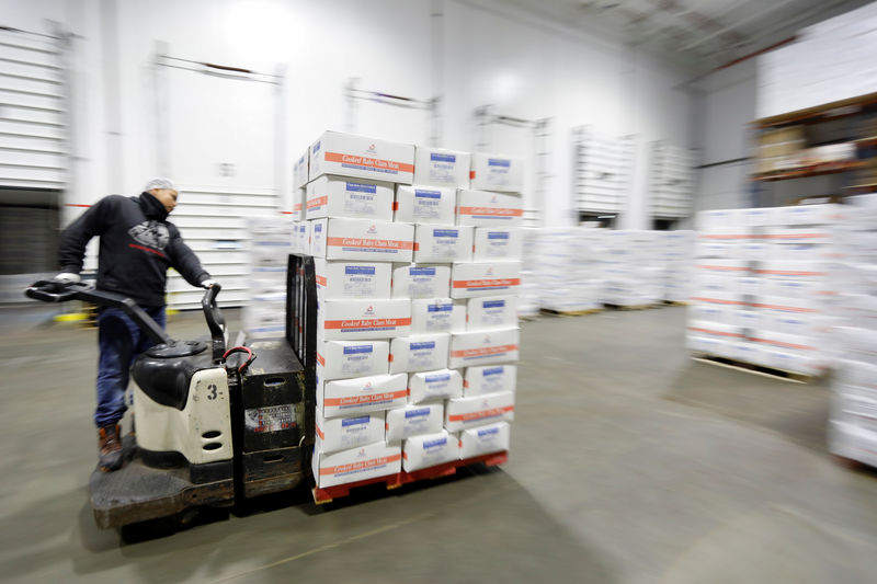 © Reuters. A forklift operator moves a pallet of Imported frozen seafood from China inside the refrigerated warehouse at Pacific American Fish Company imports (PAFCO)  in Vernon, California