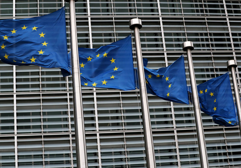 © Reuters. FILE PHOTO: EU flags fly outside the European Commission headquarters in Brussels