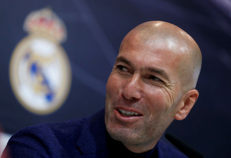 © Reuters. تقارير: زين الدين زيدان يعود لتدريب ريال مدريد الإسباني