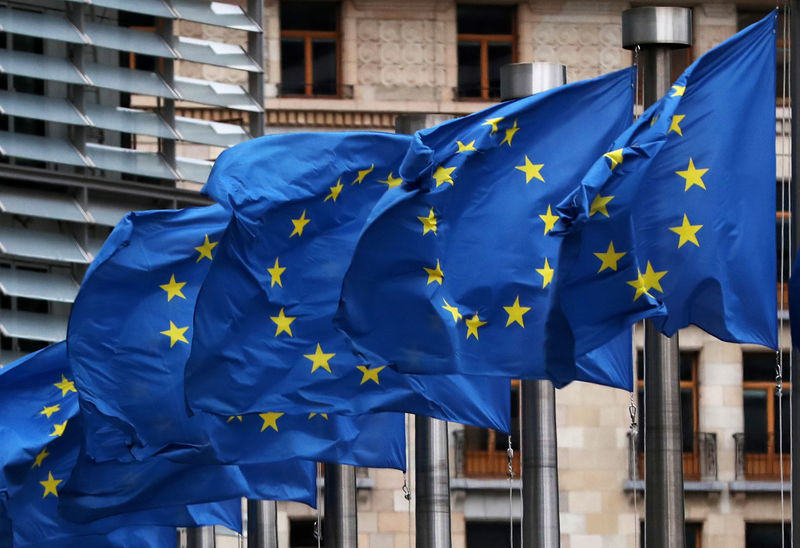 © Reuters. EU flags fly outside the European Commission headquarters in Brussels