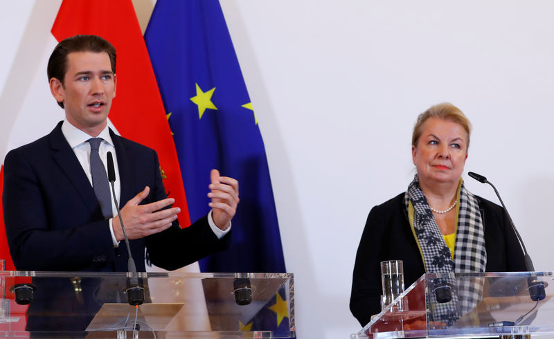 © Reuters. Austria's Chancellor Kurz and Social Minister Hartinger-Klein address the media in Vienna