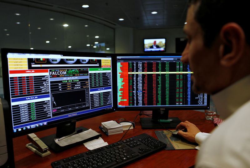 © Reuters. بورصة السعودية تتراجع تحت ضغط البنوك ومصر ترتفع بدعم الأسهم القيادية