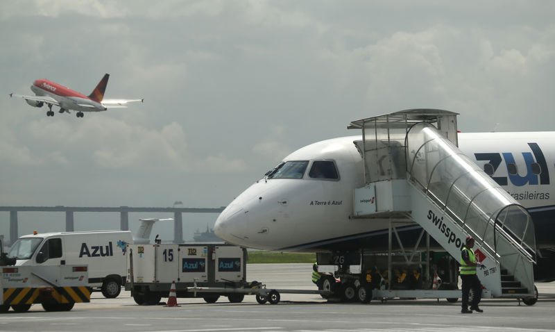 © Reuters. Aviões no aeroporto Santos Dumont