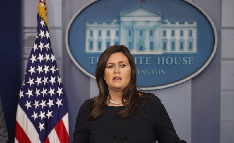 © Reuters. White House Press Secretary Sanders and OMB Acting Director Vought hold press briefing at the White House in Washington