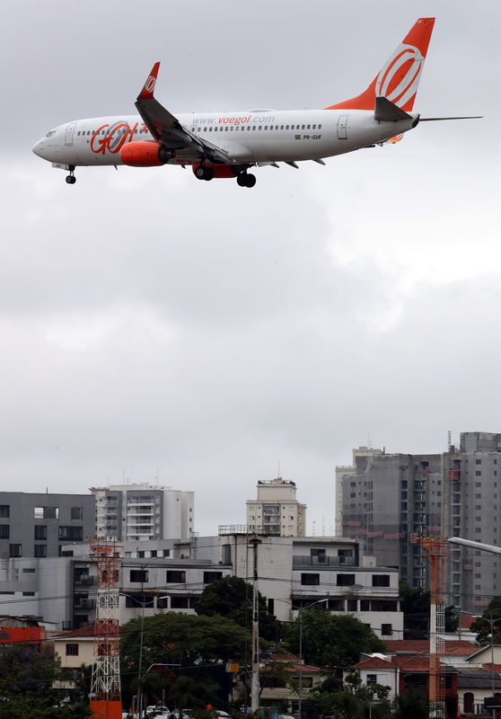 © Reuters. Boeing 737 da Gol em aproximação de aeroporto de Congonhas, em SP