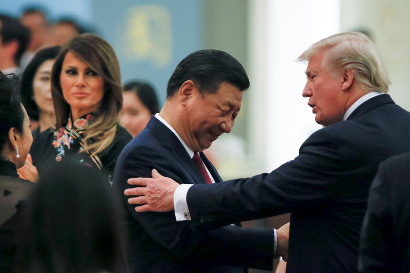 © Reuters. O presidente chinês, Xi Jinping, e o presidente dos EUA, Donald Trump, em Pequim, China
